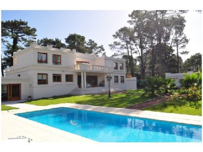 Casa en Mansa a metros del mar de 5 dormitorios en venta. 