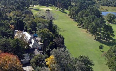 Vende casa de 10 dormitorios, con excelente ubicación en Golf, Punta del Este.