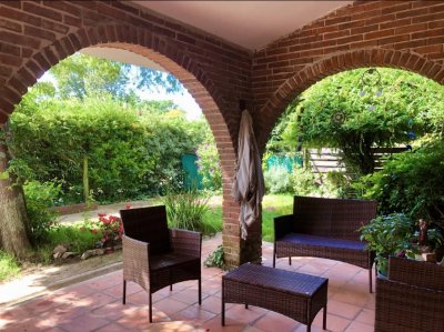 Vende casa en excelente estado, con 3 dormitorios más apto en Barrio Cantegril, Punta del Este 