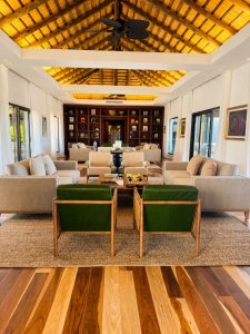Vende casa a estrenar de 4 dormitorios en suite, con 2 piscinas y amplio espacio al aire libre en La Barra, Puerto Quetzal 