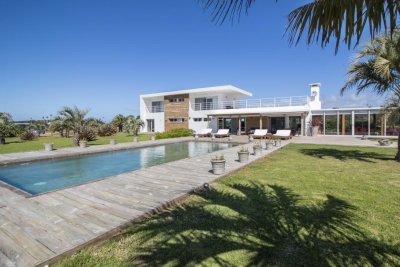 Espectacular chacra con casa estilo minimalista finamente decorada. Arenas de José Ignacio