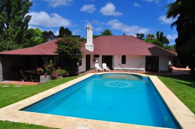 Casa de gran tamaño ubicada en zona de paz y tranquilidad.