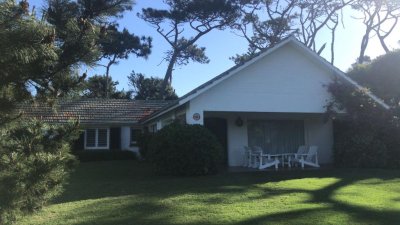 Alquiler Anual Casa 3 dormitorios y dependencia en Punta del Este. Zona Rincón del Indio