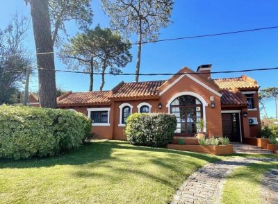 Vende casa de 3 dormitorios en suite con piscina, jardin y parrilla, en Mansa- Punta del Este. 