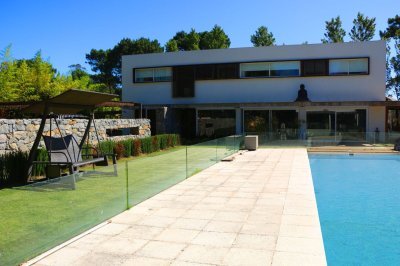 Casa de gran tamaño ubicada en zona de paz y tranquilidad.