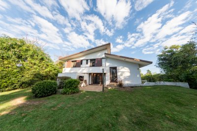 Casa en Venta en Pinares  Punta del Este de 4 dormitorios Confort, amplitud y entorno natural a solo metros del mar