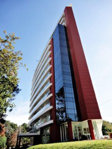 Vende apartamento de 3 dormitorios con vista a un agradable entorno, en Punta del Este.