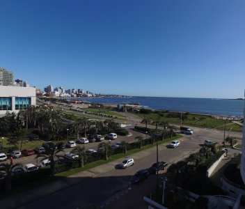 Departamento de 1 dormitorio en venta a metros del mar. Playa Mansa.