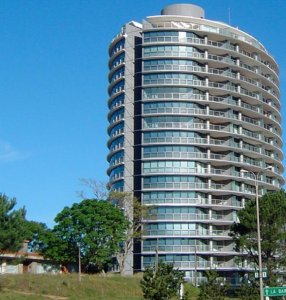 Apartameto de 2 dormitorios en Torre Tressesenta , Punta del este 