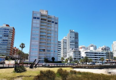 Vende Departamento de 3 dormitorios frente al puerto de Punta del Este