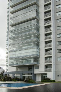 Vende apartamento de 2 dormitorios esquinero en Miami Boulevard Punta Del Este
