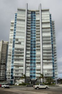 Departamento en venta en torre moderna, a pasos del mar.