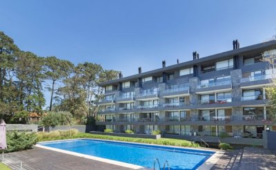 Vende apartamento de 1 dormitorio y medio en Punta del Este 