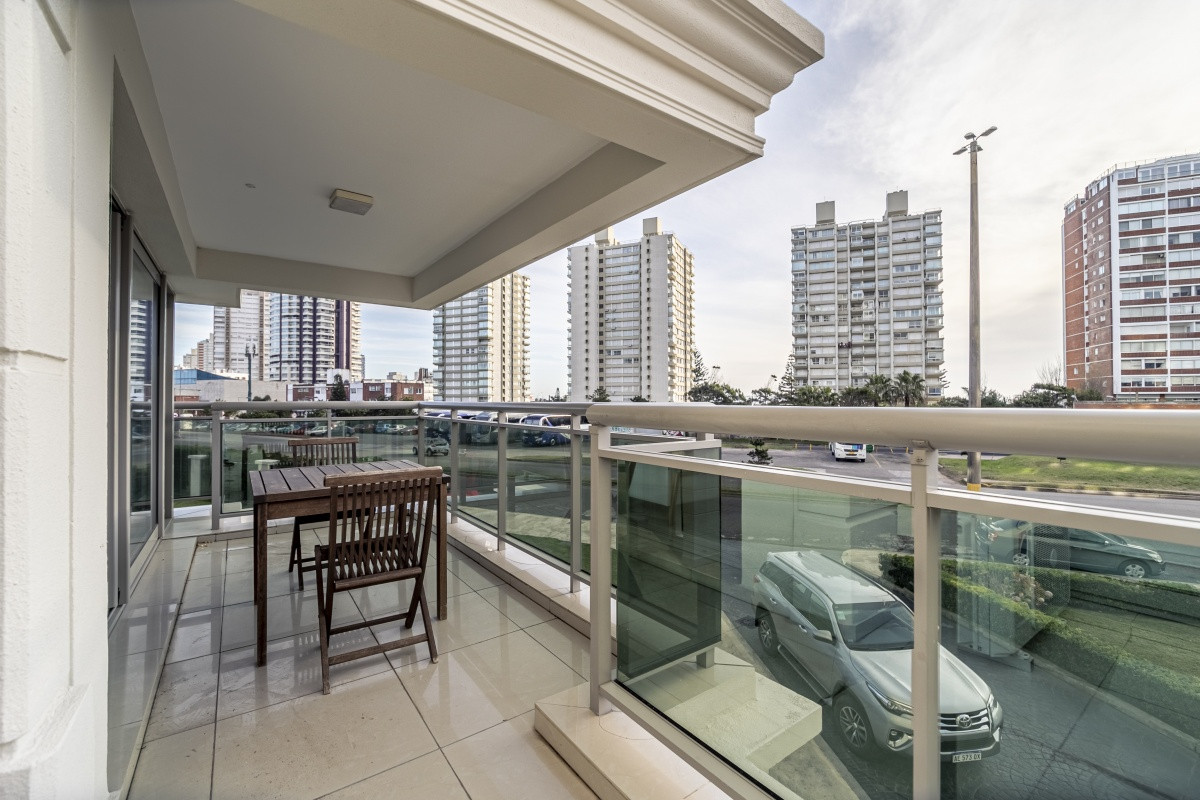 Venta apartamento 2 dormitorios en suite Playa Brava Punta del Este