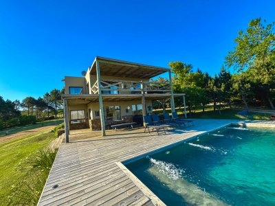 Venta casa 4 dormitorios Barrio Privado Pueblo Coyote