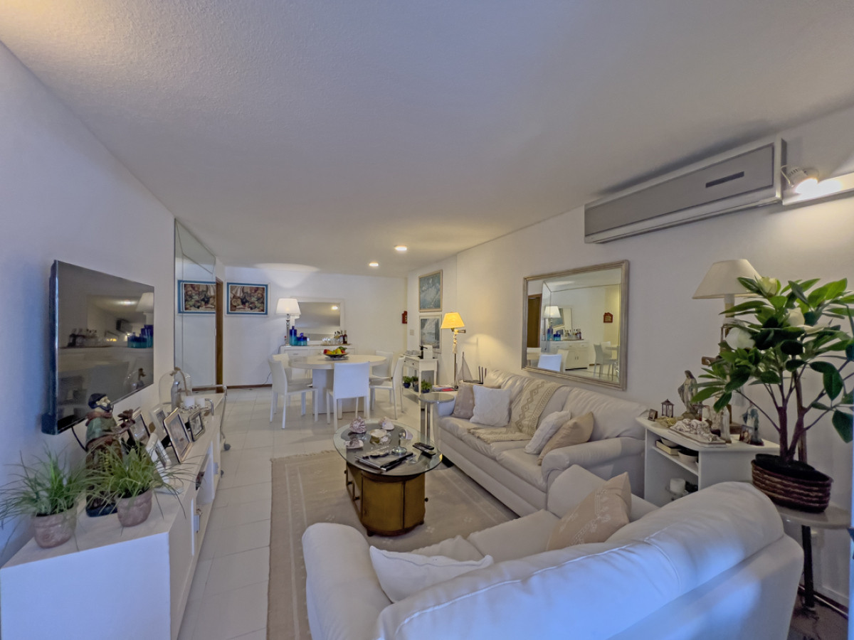 Imagen de Apartamento en venta en Brava Punta del Este, 2 dormitorios, 2 baños