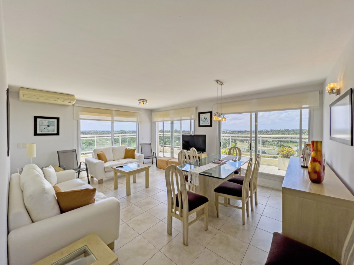 Imagen de Apartamento en venta de tres dormitorios y servicio. 