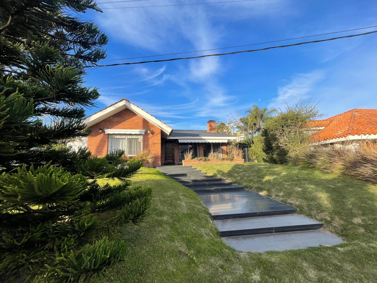 Imagen de Casa en Mansa, Punta del Este. 4 dormitorios, terreno de 800 m²