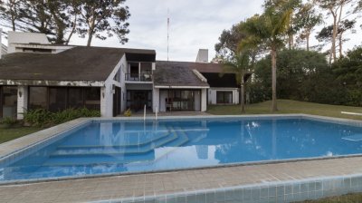 Exelente propiedad y gran parque con piscina climatizada