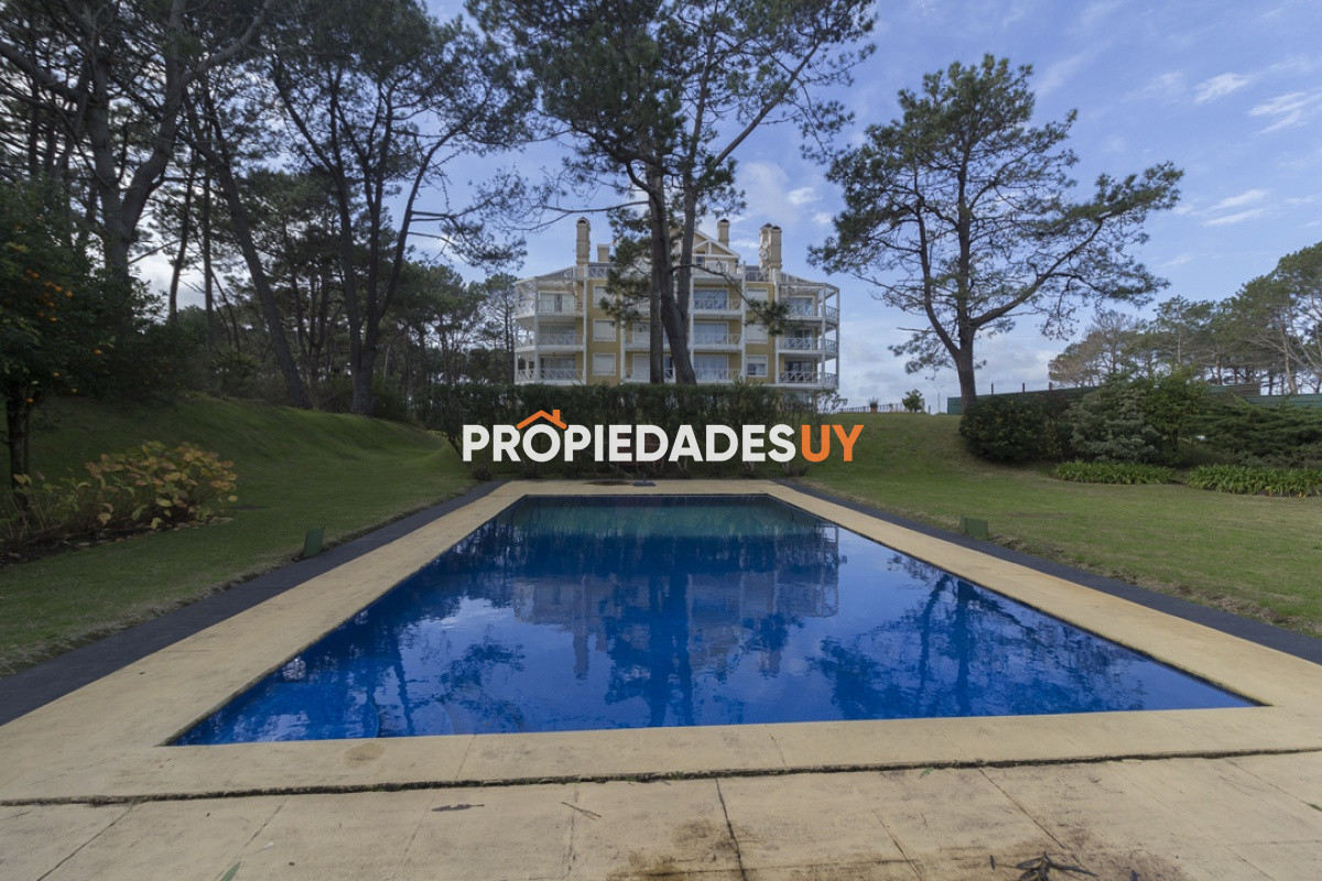 Edificio Pinares de la Barra Punta del Este