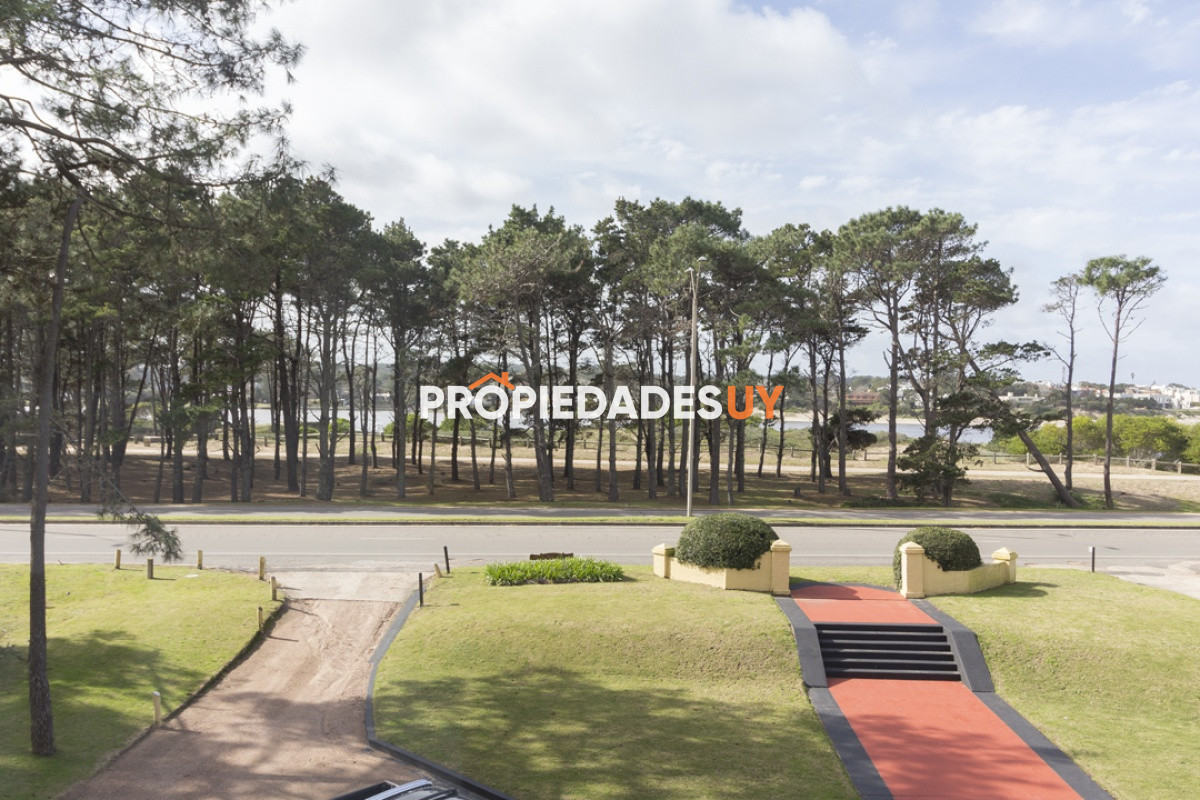 Edificio Pinares de la Barra Punta del Este