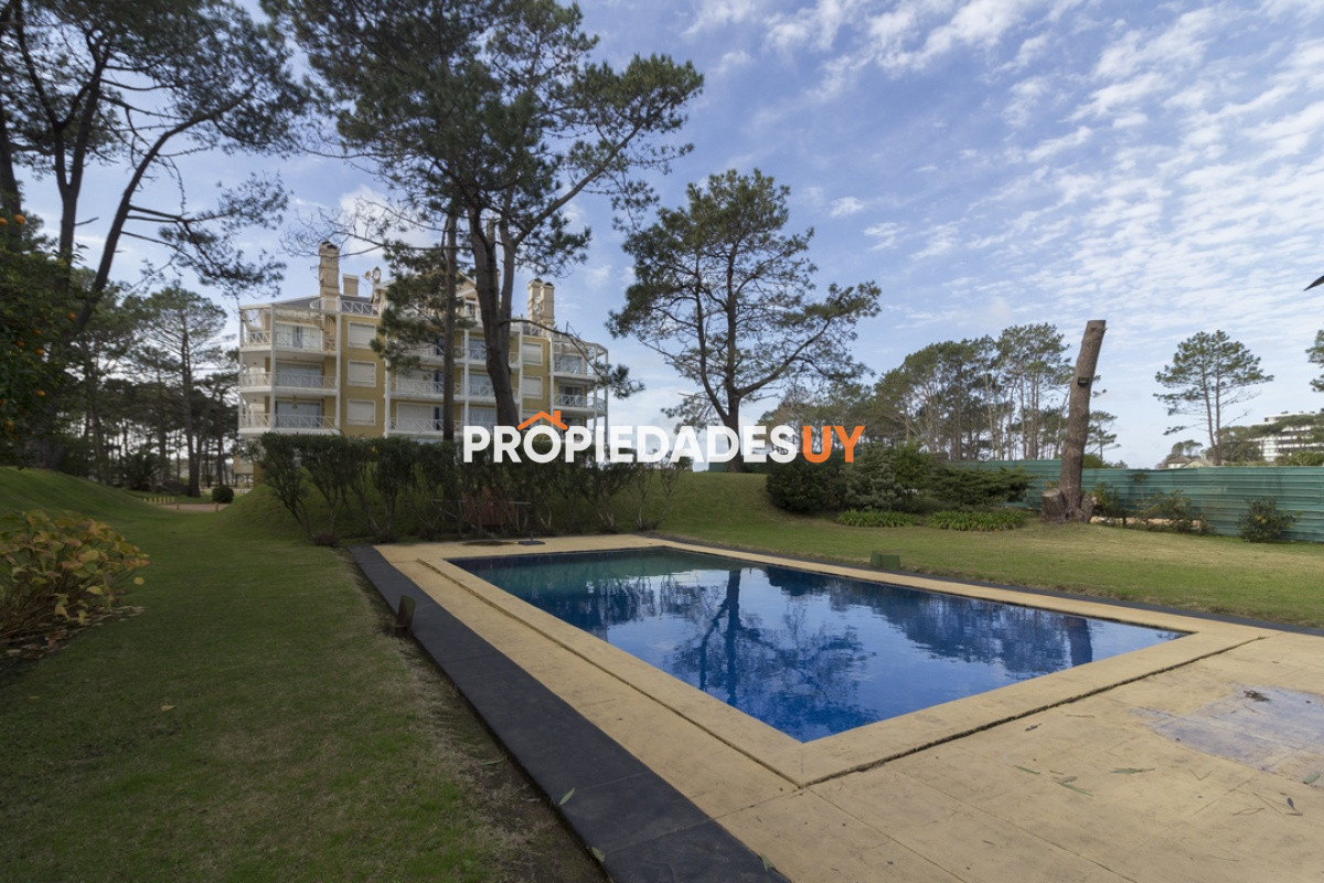 Edificio Pinares de la Barra Punta del Este