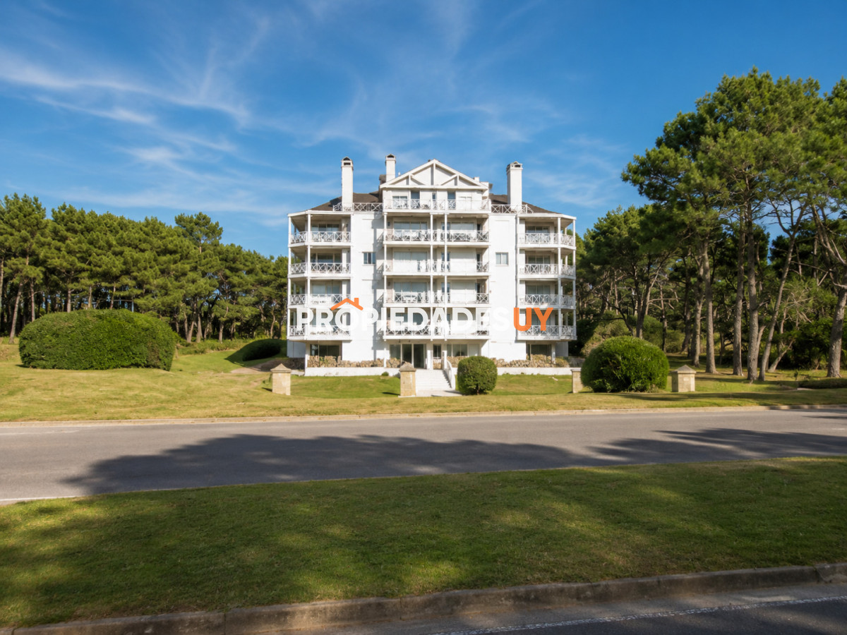 Edificio Pinares de la Barra Punta del Este