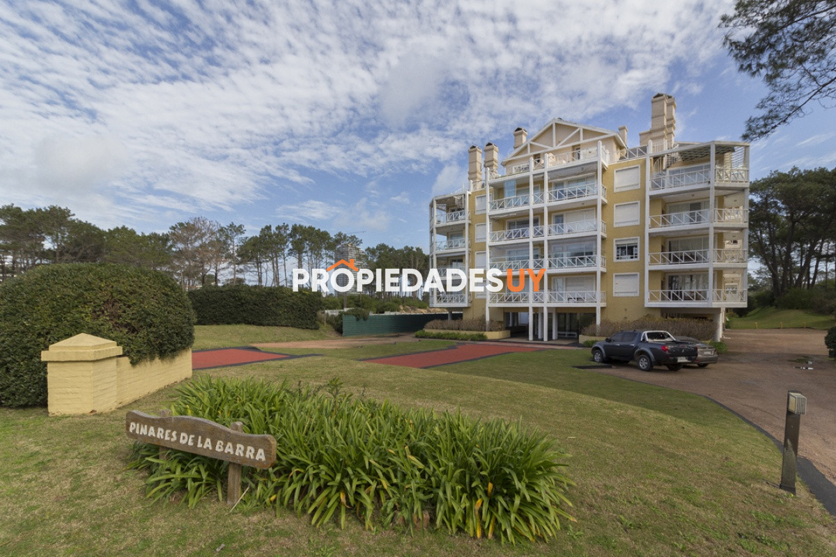 Edificio Pinares de la Barra Punta del Este