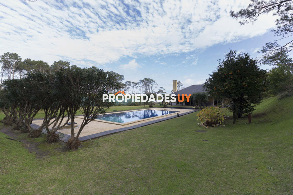 Edificio Pinares de la Barra Punta del Este