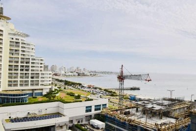 Alquiler temporario de Apartamento 3 DORMITORIOS en Playa Mansa, Punta del Este.-