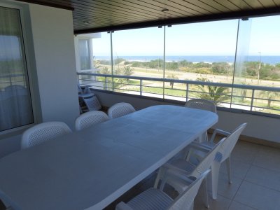 PUNTA DEL ESTE BRAVA FRENTE AL MAR! COMODO APTO 3 DORM Y DEP BALCON CON PARRILLERO ! 