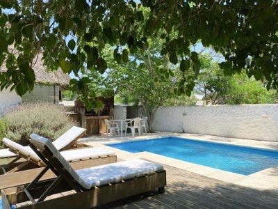 Casa en Punta del este con 308 m2 y 600 m2 de terreno en Pinares de 3 dormitorios piscina barbacoa C976
