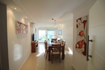 Apartamento con servicios en venta  en Punta del Este, zona Conrad.