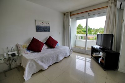Apartamento en alquiler en Punta del Este, excelente ubicación , torre con muy buenos servicios.
