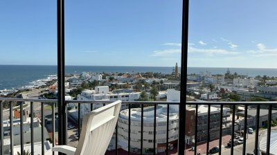 Piso alto en venta, con inmejorable vistas al mar y puerto de Punta del Este