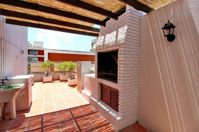 Alquilo apartamento 2 dormitorios con parrillero propio en Península, Punta del Este