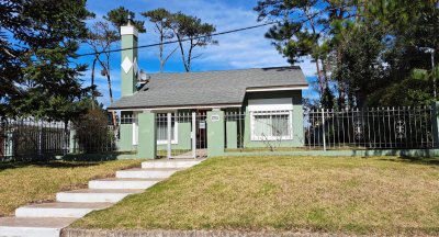 Casa en venta, Pinares a dos cuadras del mar.