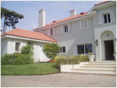 Espectacular residencia en una de las zonas mas cotizadas de Punta del Este, a metros del mar (Playa Brava).