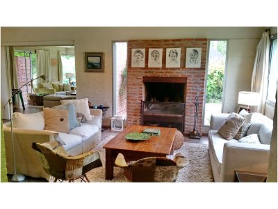 En  venta casa 4 dormitorios, con piscina en Pinares, Punta del Este