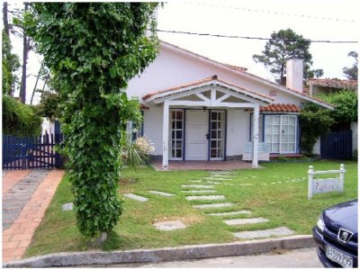Casa en venta, a dos cuadras del mar, Playa mansa - Punta del Este.