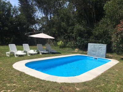 Casa de 3 dormitorios con piscina climatizada en alquiler. Playa brava.