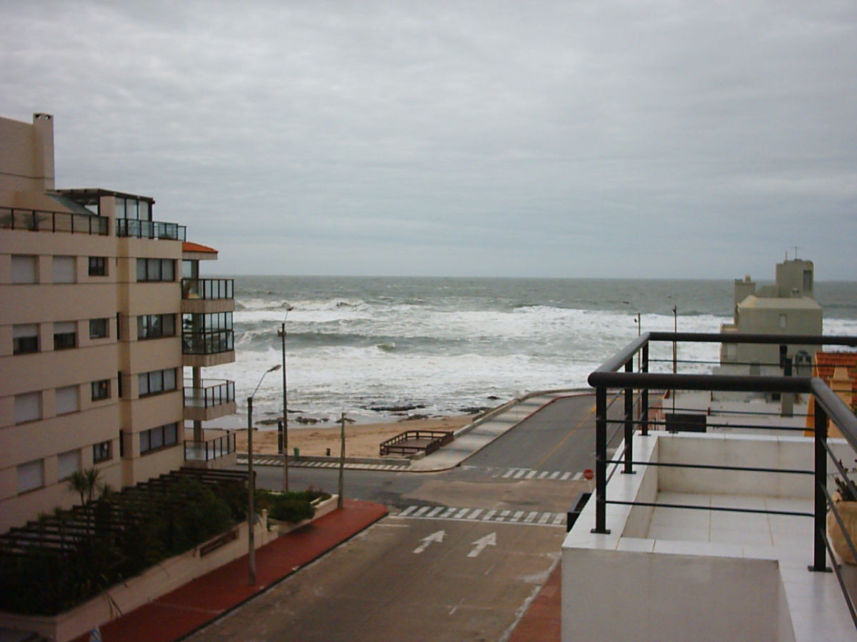 A METROS DE LA PLAYA - MODERNO.