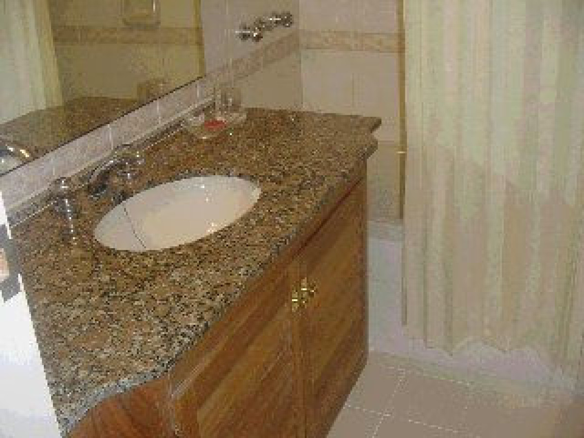 HERMOSO APARTAMENTO CON EXCELENTES SERVICIOS DE USO COMUN Y MAGNÍFICA VISTA AL MAR.