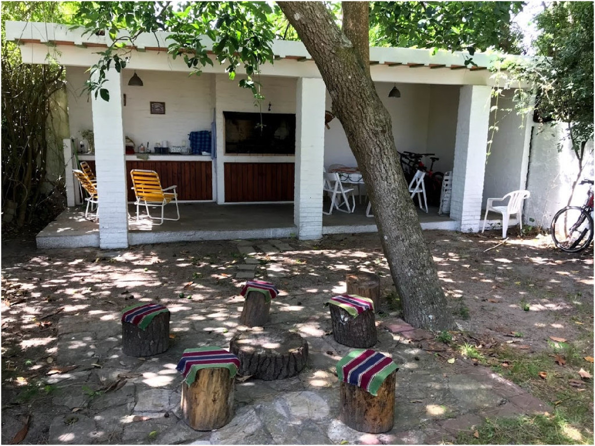 MUY LINDA CASA CON UN ENTORNO ARBOLADO