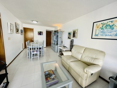 Amplio apartamento de 2 dormitorios, doble balcon, Garage, cocina definida y hermosa vista en piso alto, con amenities