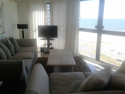 Apartamento en primera línea de Playa Brava con vista despejada al mar!!!
