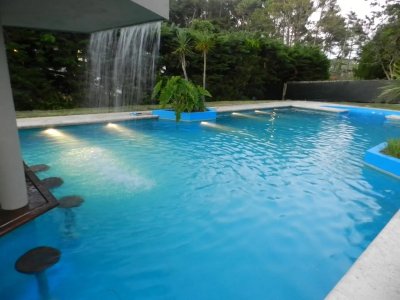 Increíble casa con exclusiva piscina!!! Ref. 4952