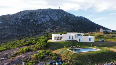 Casa sobre chacra de 5 hectáreas. En total son 180 mts2 construídos. 