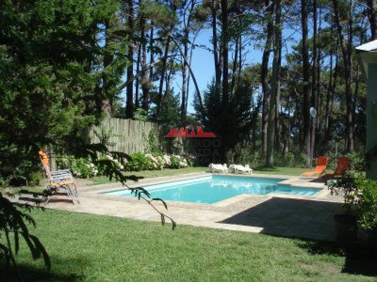 cómodo chalet en rincón del indio zona residencial. - emp445c