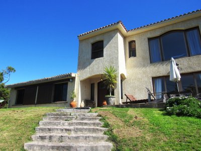 Venta de Casa con 1.318 m2 en San Rafael a pocos metros del Mar. C987